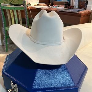 White ladies show hat